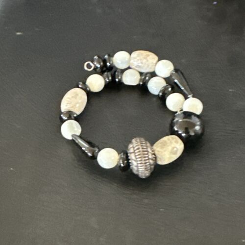 Navajo Memory Wire Bracelet | Stainless Steel | Mother of Pearl & Onyx Beads | 7" | 17620