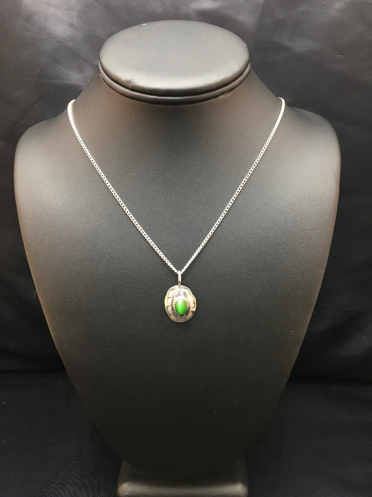 Native American Green Malachite Pendant Navajo Sterling Silver Necklace 08956