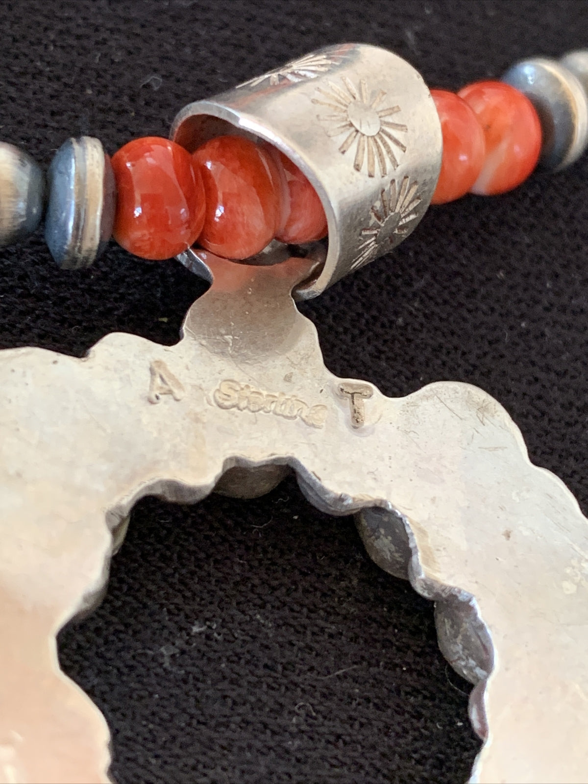 WoMens Navajo Sterling Silver Red Spiny Oyster Naja Pendant Necklace 19183