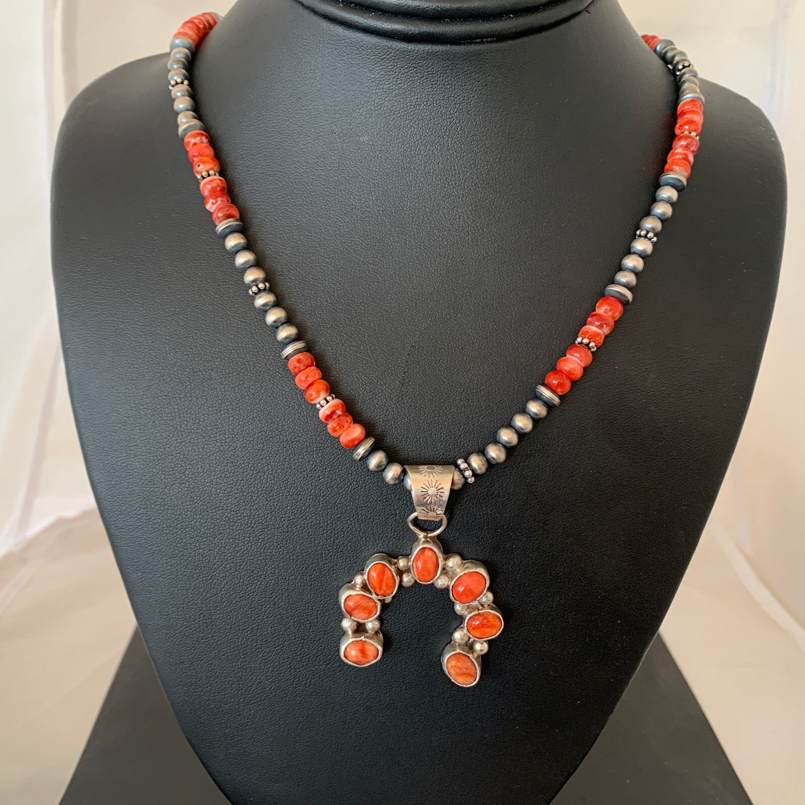 WoMens Navajo Sterling Silver Red Spiny Oyster Naja Pendant Necklace 19183