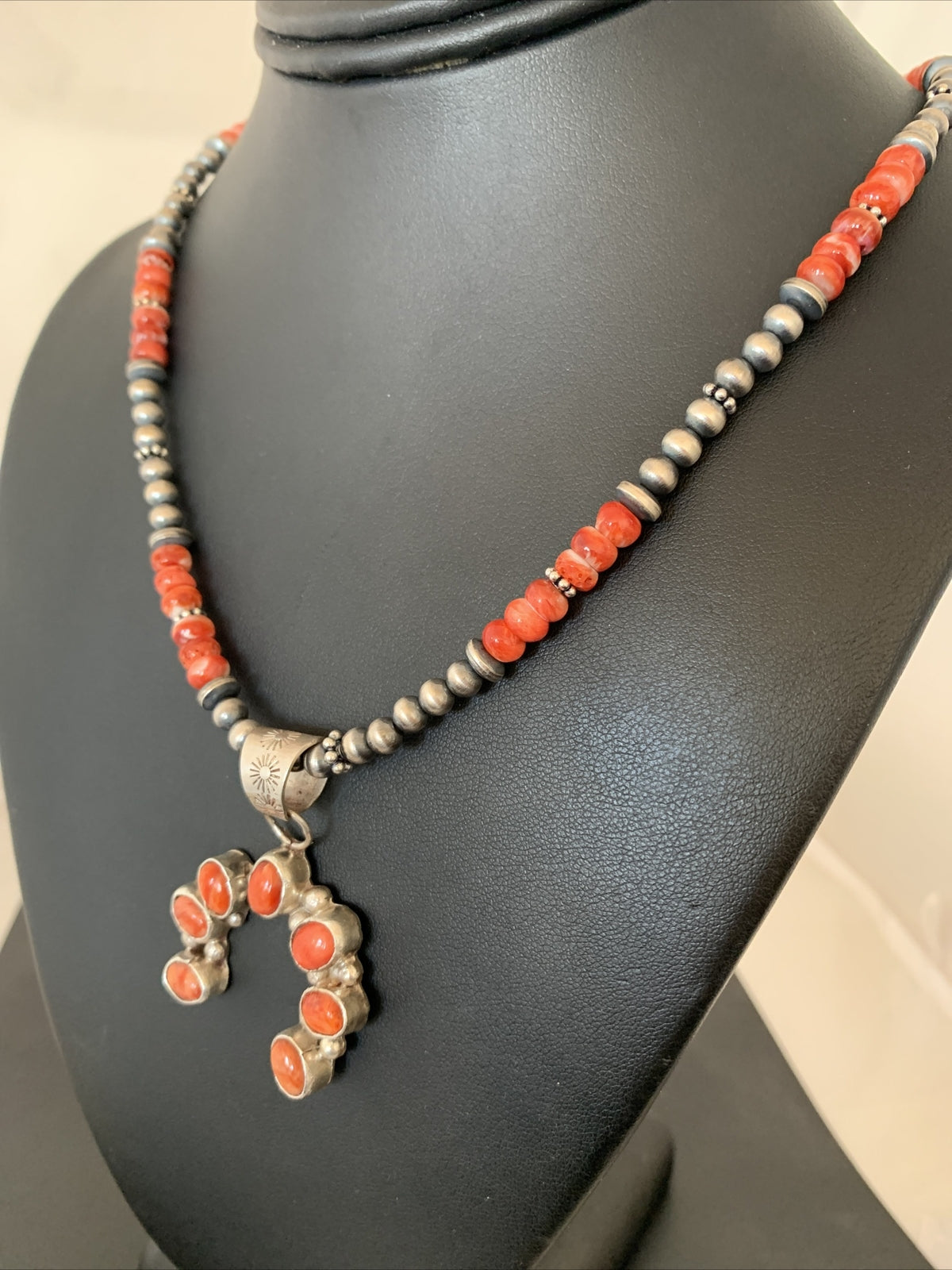 WoMens Navajo Sterling Silver Red Spiny Oyster Naja Pendant Necklace 19183