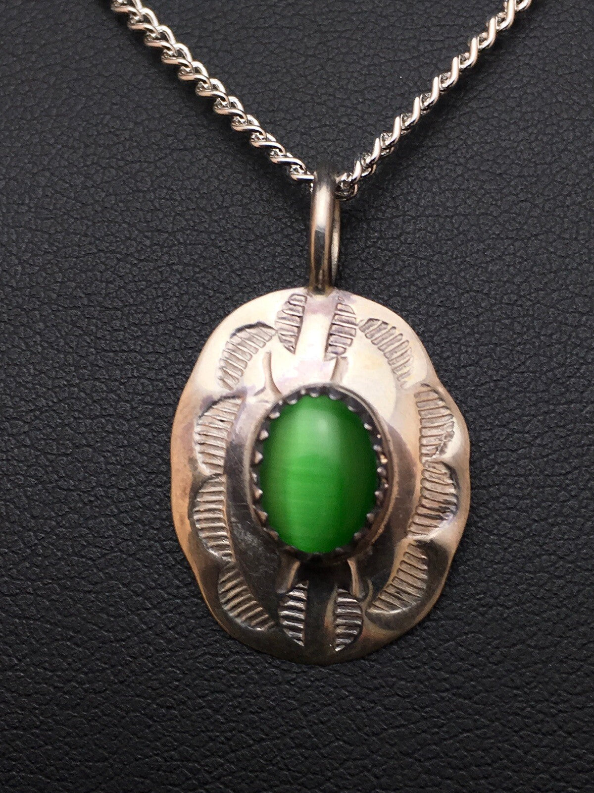 Native American Green Malachite Pendant Navajo Sterling Silver Necklace 08956