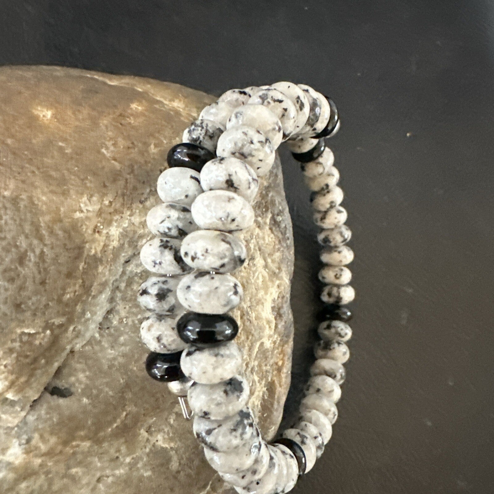 Mens Memory Wire Stainless Steel Black Onyx White Jasper 8mm Bead Bracelet 17708