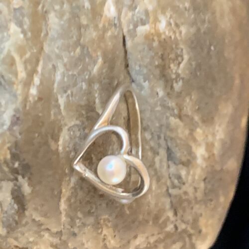 Navajo Old Pawn White Pearl Heart Ring | Sterling Silver | Sz 7 | Authentic Native American Handmade | 13177