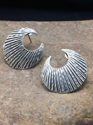 Native American Navajo Crescent Earrings | Sterling Silver | 1" | 4487 - Masha USA