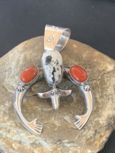 US Navajo A Sterling Silver White Buffalo Turquoise Coral Naja Pendant 11573