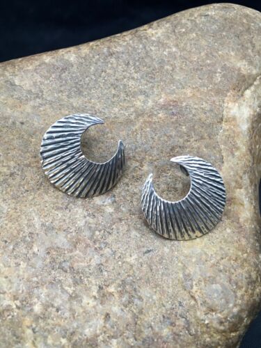 Native American Navajo Crescent Earrings | Sterling Silver | 1" | 4487 - Masha USA