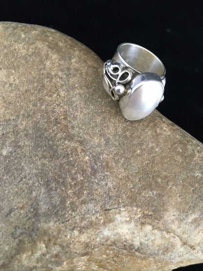 Southwestern Navajo White Mabe Pearl Ring | Sterling Silver | Sz 8 | Authentic Native American Handmade | 1720